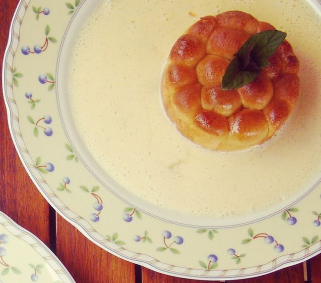 Leavened little buns with vanilla sauce